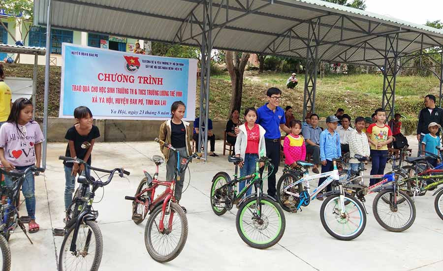  Học sinh Trường Tiểu học và THCS Lương Thế Vinh (xã Ya Hội, huyện Đak Pơ) được tặng xe đạp vào đầu năm học mới. Ảnh: N.H