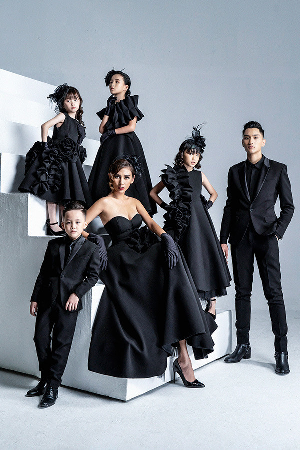 ''Với BST đầu tiên Huy Quang đã tạo nên những nét bí ẩn riêng. Đặc biệt BST dành cho các bé Huy Quang đã làm theo hướng khác tạo ra trang phục khiến các bé giống các nhà quý tộc nhí thời xưa” - Võ Hoàng Yến nhận xét. ''Với BST đầu tiên Huy Quang đã tạo nên những nét bí ẩn riêng. Đặc biệt BST dành cho các bé Huy Quang đã làm theo hướng khác tạo ra trang phục khiến các bé giống các nhà quý tộc nhí thời xưa” - Võ Hoàng Yến nhận xét.