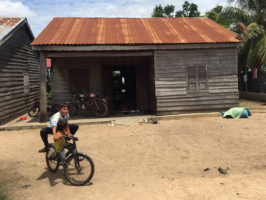 Tiếng cười đã trở lại trong ngôi nhà nhỏ của gia đình anh Siu Thuyn (xã Ia Ake, huyện Phú Thiện). Ảnh: V.N 