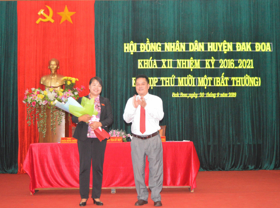 Ông Nguyễn Hữu Thọ-Bí thư Huyện ủy Đak Đoa tặng hoa chúc mừng bà Giang H'Đan được bầu giữ chức Phó Chủ tịch UBND huyện. Ảnh. Đinh Yến
