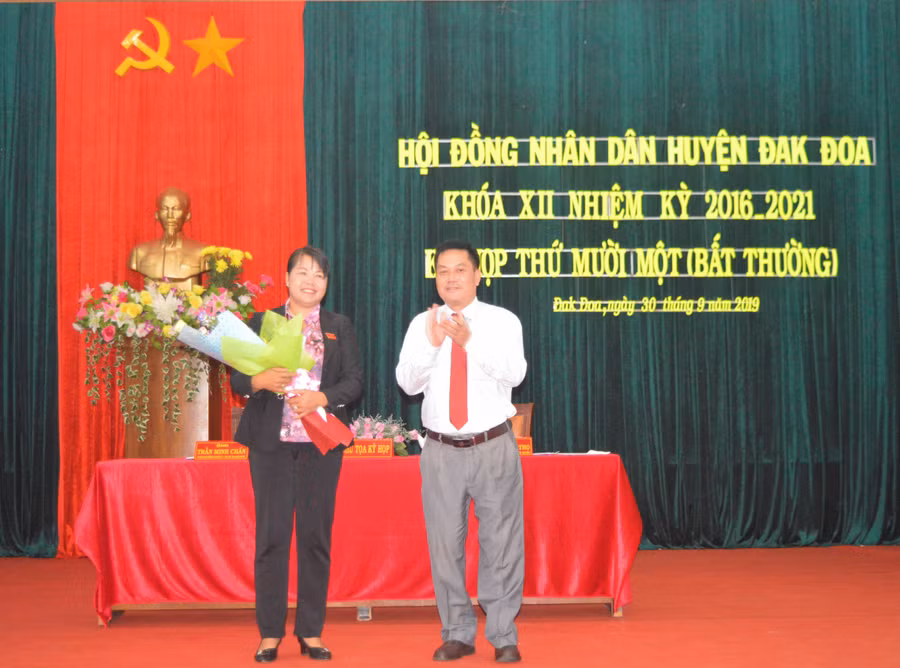 Ông Nguyễn Hữu Thọ-Bí thư Huyện ủy Đak Đoa tặng hoa chúc mừng bà Giang H'Đan được bầu giữ chức Phó Chủ tịch UBND huyện. Ảnh. Đinh Yến
