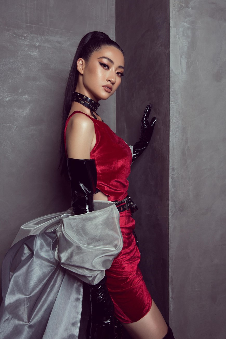 Lương Thùy Linh đã sử dụng kỹ năng catwalk biểu cảm của mình khuấy đảo sàn diễn, mang đến một phần trình diễn chuyên nghiệp, cuốn hút.