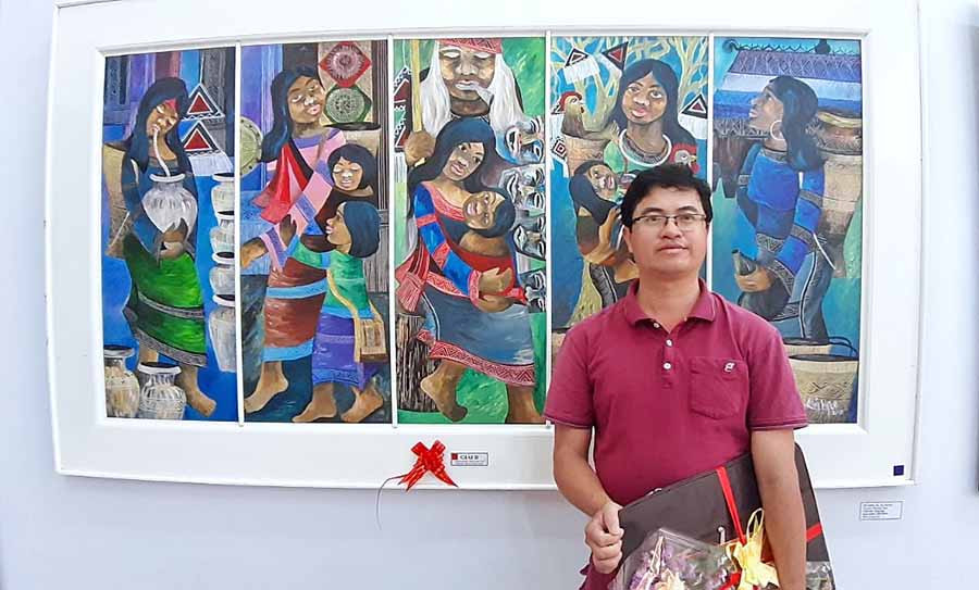  Họa sĩ Mai Quý Ngọc bên tác phẩm “Mẹ Tây Nguyên”. Ảnh: N.B