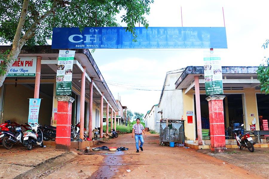 Chợ nông thôn xã Ia Krai, huyện Ia Grai hoàn thành và đưa vào sử dụng gần 10 năm nay nhưng không có tiểu thương vào họp chợ mua bán, UBND huyện đề nghị các sở ngành xem xét tính khả thi của dự án