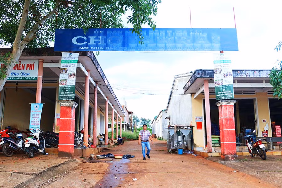 Chợ nông thôn xã Ia Krai, huyện Ia Grai hoàn thành và đưa vào sử dụng gần 10 năm nay nhưng không có tiểu thương vào họp chợ mua bán, UBND huyện đề nghị các sở ngành xem xét tính khả thi của dự án