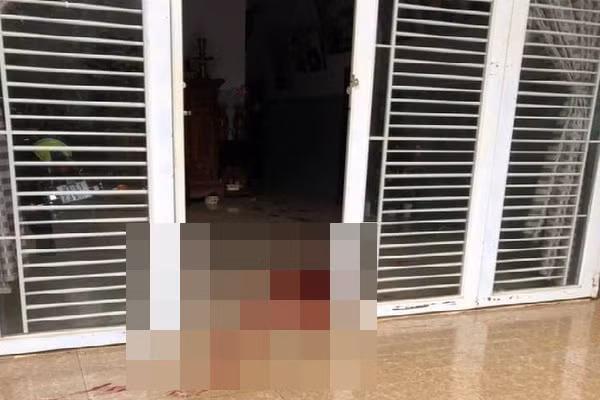 Nhiều vết máu của các nạn nhân sau vụ nổ súng