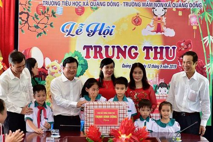 Phó Thủ tướng tham dự Lễ hội trung thu và tặng quà cho học sinh Trường Tiểu học, Trường mầm non xã Quảng Đông - Ảnh: VGP/Nhật Bắc