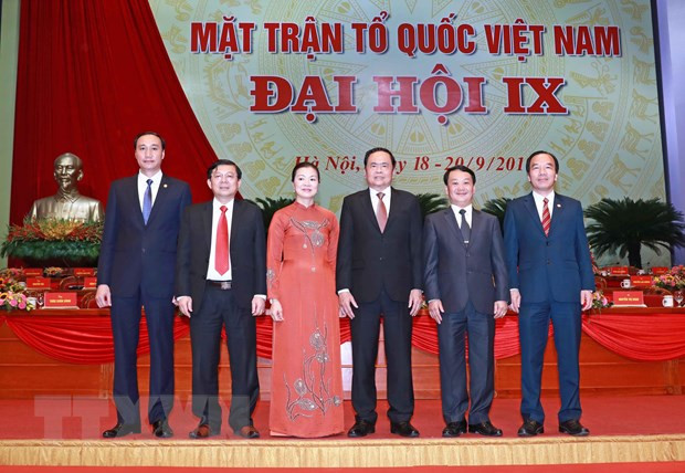 Chủ tịch Ủy ban Trung ương Mặt trận Tổ quốc Việt Nam Trần Thanh Mẫn và các Phó Chủ tịch Ủy ban Trung ương MTTQ Việt Nam khóa IX. (Ảnh: TTXVN)