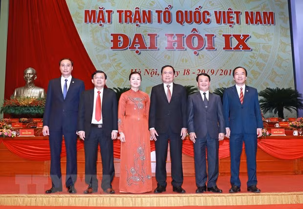 Chủ tịch Ủy ban Trung ương Mặt trận Tổ quốc Việt Nam Trần Thanh Mẫn và các Phó Chủ tịch Ủy ban Trung ương MTTQ Việt Nam khóa IX. (Ảnh: TTXVN)