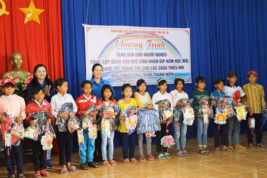  Ban chấp hành Chi đoàn Văn phòng UBND tỉnh tặng quà cho trẻ em xã Ia Piar. Ảnh: Chí Hào 