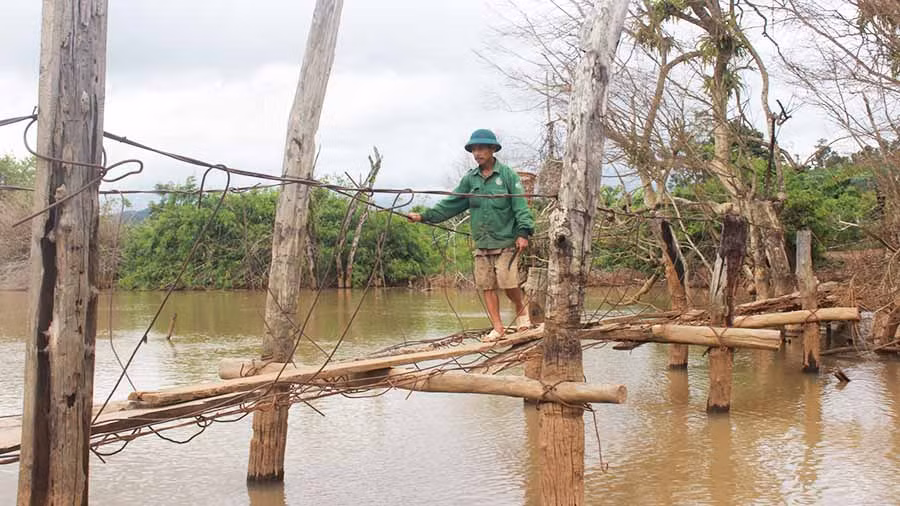 Cầu treo làng Hde tiềm ẩn nhiều nguy cơ không đảm bảo an toàn khi người dân qua lại-Ảnh Nguyễn Tú