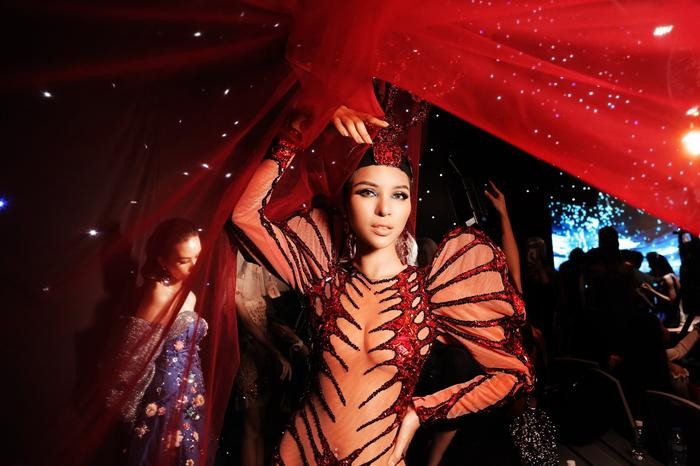  Nhiều khán giả ngay lập tức nhận ra, bộ cánh mà Mâu Thủy chưng diện trong shoot hình đã từng được Khả Trang mặc trước đó.