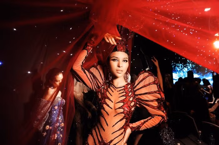  Nhiều khán giả ngay lập tức nhận ra, bộ cánh mà Mâu Thủy chưng diện trong shoot hình đã từng được Khả Trang mặc trước đó.