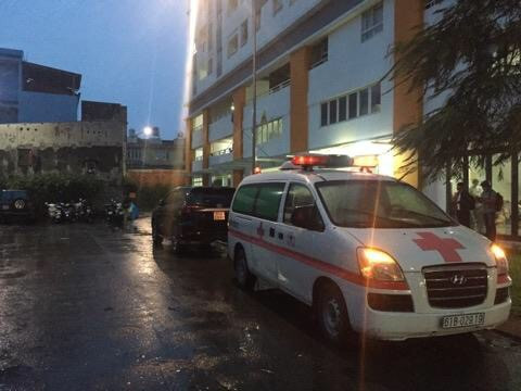 Xe cứu thương đến đưa thi thể nạn nhân đi.