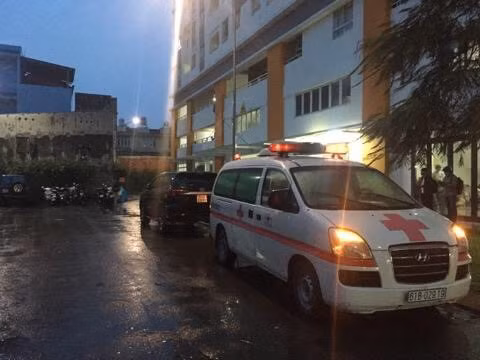 Xe cứu thương đến đưa thi thể nạn nhân đi.