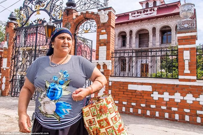 Hầu hết tiền để xây nhà là do cộng đồng người Di-gan sống ở nước ngoài gửi về. (Ảnh: Dailymail)