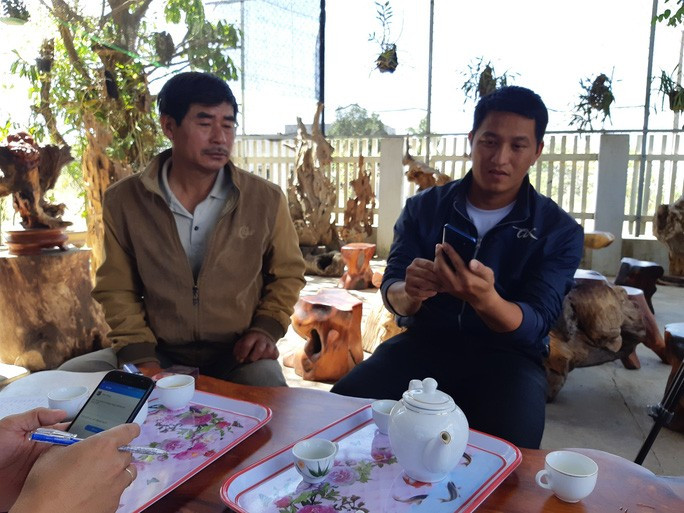 Ông Trần Thế Tôn (phải) và ông Từ Đức Tám trao đổi với báo chí