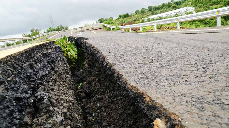 Mặt đường bị nứt thành rãnh sâu. Ảnh: N.T Mặt đường bị nứt thành rãnh sâu. Ảnh: N.T