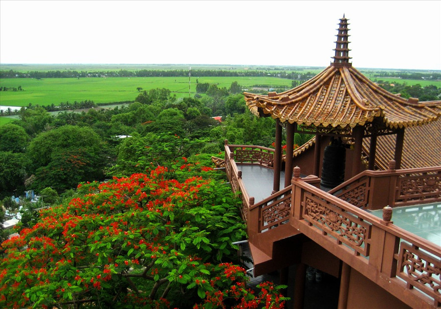  Từ Chùa Hang nhìn xuống là cả khung trời xanh trong... Ảnh: Lục Tùng