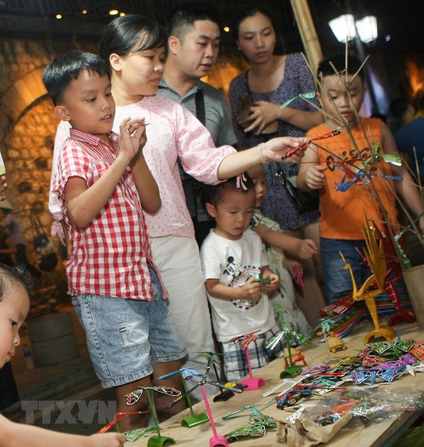 Không gian trưng bày, giới thiệu đồ chơi trung thu truyền thống cuốn hút trẻ em và người dân thủ đô.