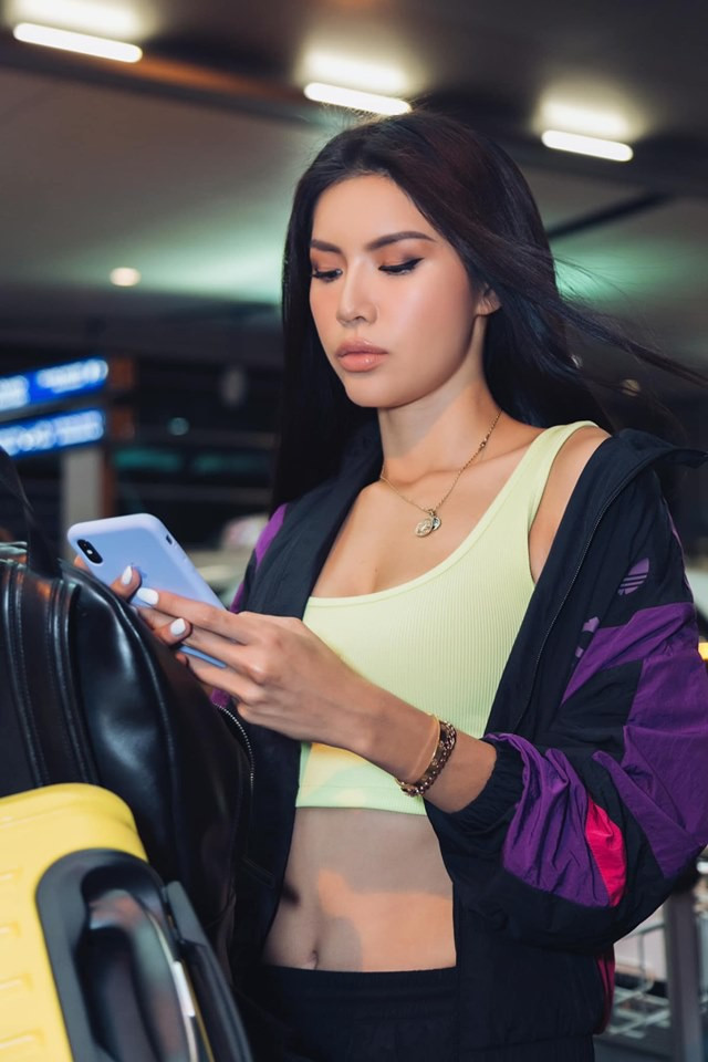 Minh Tú khoe eo thon gợi cảm và săn chắc ở sân bay khi đi công tác nước ngoài.