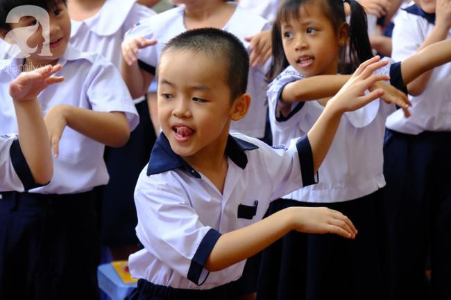 Trong khi các bé trai thì rất hiếu động.