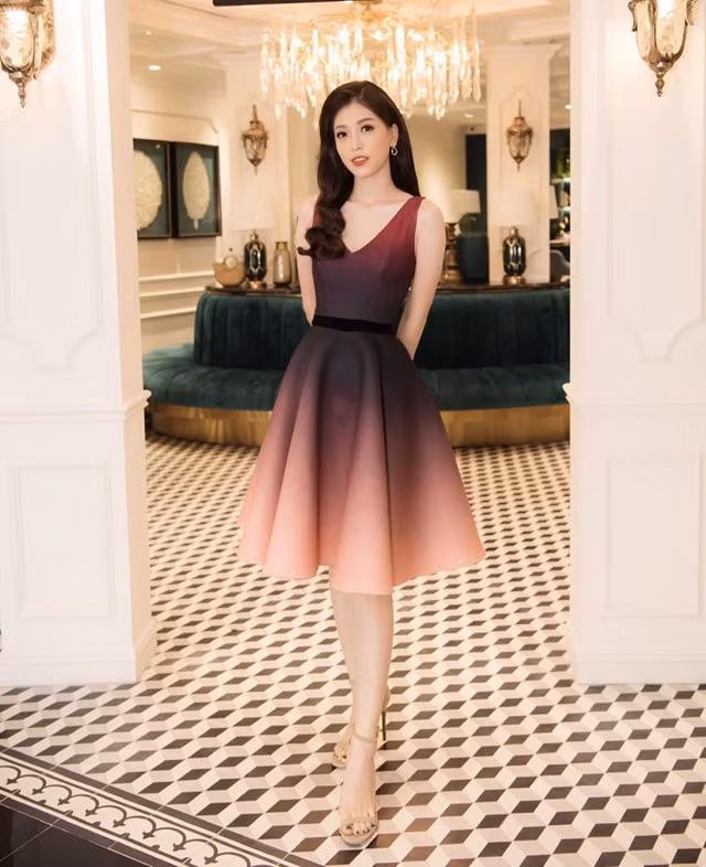 Trong khi đó Á hậu Phương Nga yêu kiều như một nàng công chúa với bộ váy xoè chuyển màu hiệu ứng tuyệt đẹp.