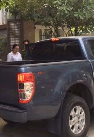 Lực lượng chức năng mời bà Hằng về trụ sở để làm rõ vụ việc