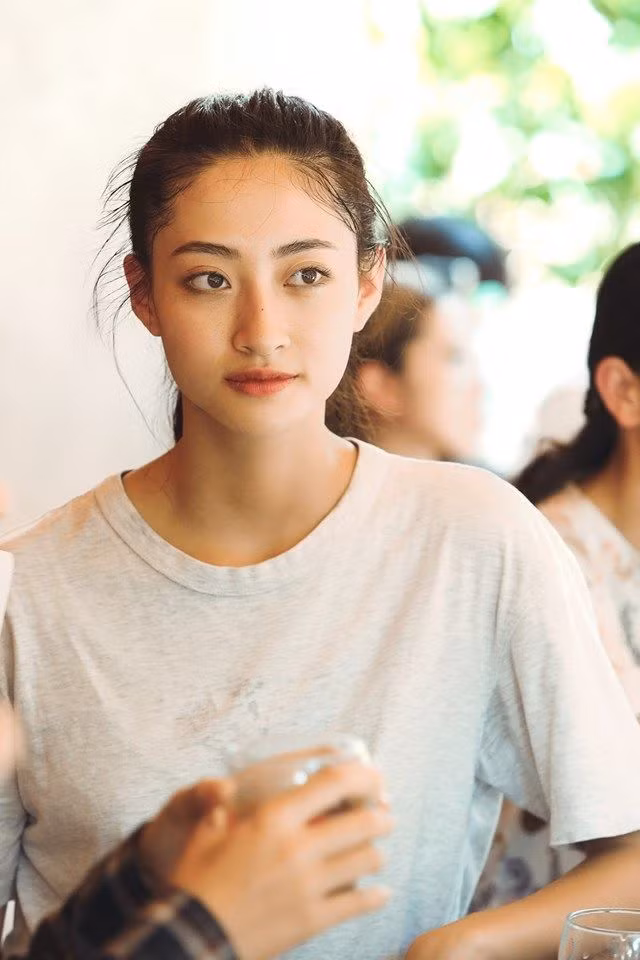  Sẽ không ngoa khi nói rằng, Lương Thùy Linh chính là 'mỹ nhân mặt mộc' mới của làng giải trí Vbiz.