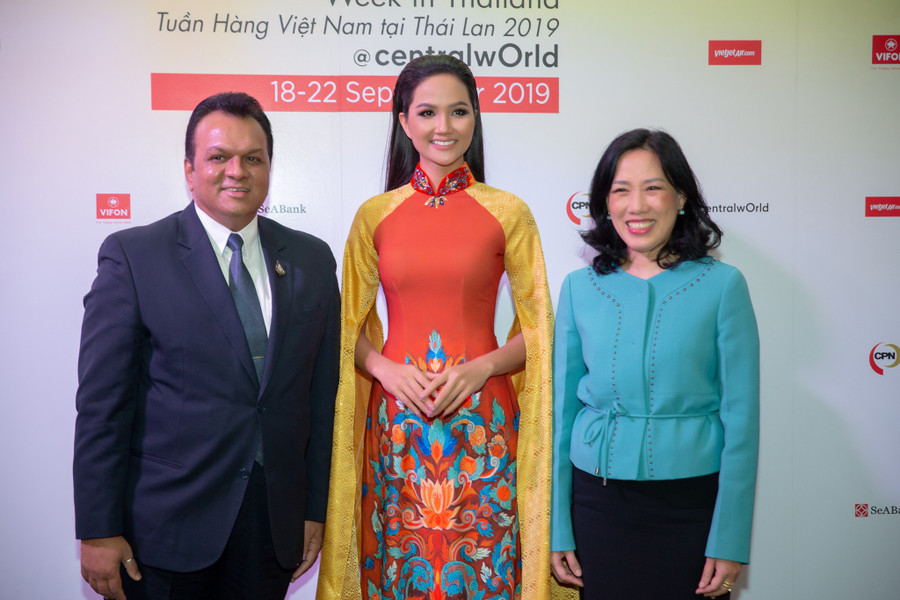 Nếu như gần một năm trước, cô diện áo dài trong khuôn khổ cuộc thi Miss Universe 2019 thì lần này, cô trở lại với hình ảnh khác, kết hợp giữa áo dài và mái tóc dài thướt tha Nếu như gần một năm trước, cô diện áo dài trong khuôn khổ cuộc thi Miss Universe 2019 thì lần này, cô trở lại với hình ảnh khác, kết hợp giữa áo dài và mái tóc dài thướt tha