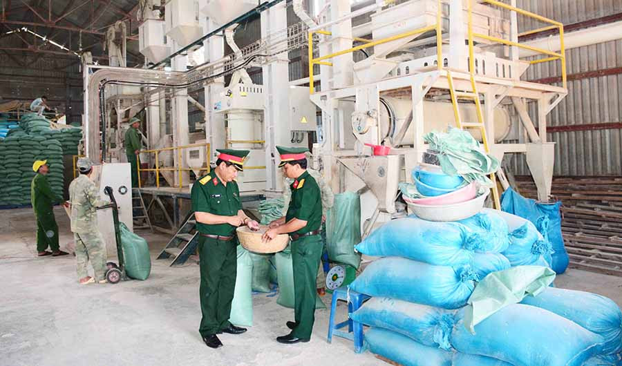  Cán bộ Cục Hậu cần Quân đoàn 3 kiểm tra chất lượng gạo xay xát. Ảnh: L.Q