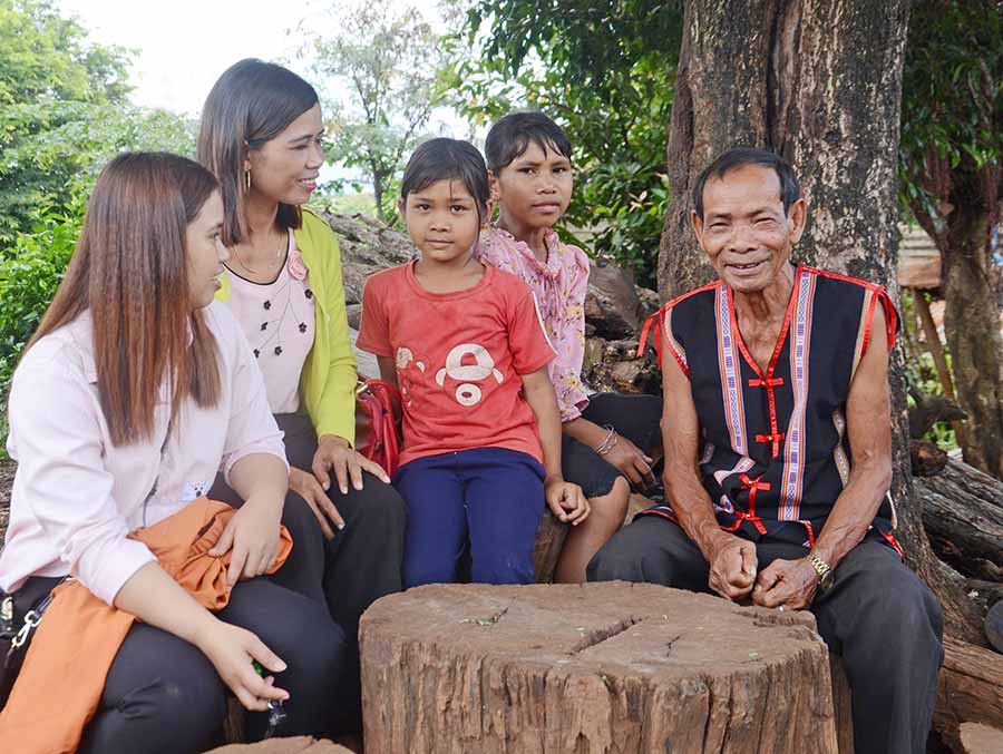  Ông Rơ Mah Thú (bìa phải) vẫn còn nhớ nhiều bài hri. Ảnh: P.L