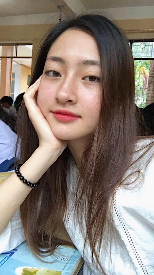  Cô nàng 'chăm' khoe mặt mộc đến nỗi người hâm mộ cũng dần trở nên không quá xa lạ với hình ảnh nàng Hậu đầy giản dị mộc mạc ở đời thường như thế này