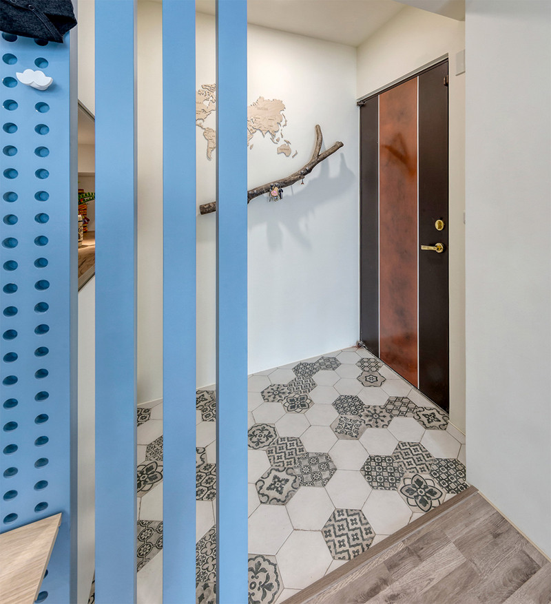 Lối vào đóng khung trong những viên gạch hoa vừa cổ điển vừa hiện đại.