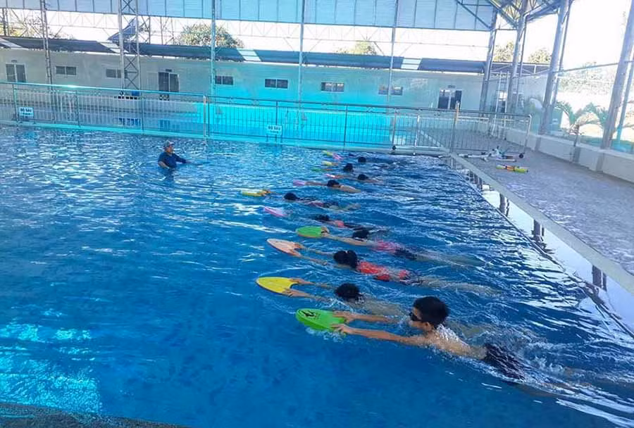  Một tiết học bơi của học sinh Trường Mầm non, Tiểu học, THCS Sao Việt (TP. Pleiku). Ảnh: K.N.B