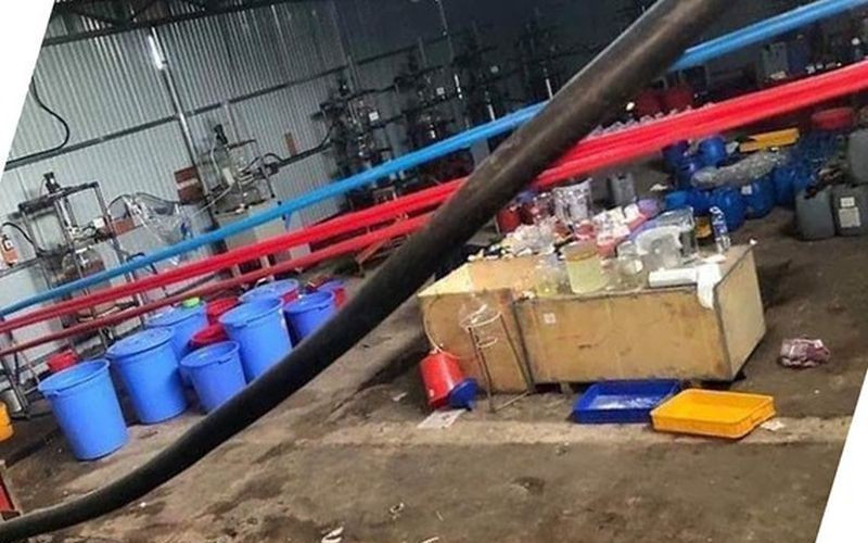  Tại hiện trường, lực lượng chức năng đã thu giữ hàng trăm lít dung dịch (lấy mẫu giám định kết luận là ma túy tổng hợp); khoảng 13 tấn hóa chất, tiền chất và khoảng 20 tấn máy móc, thiết bị, dụng cụ phục vụ sản xuất trái phép chất ma túy. Ảnh: SGGP