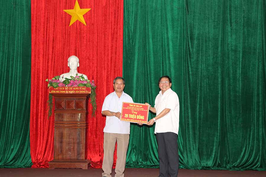 Lớp bồi dưỡng cán bộ dự nguồn quy hoạch Ban Chấp hành Đảng bộ tỉnh tặng 20 triệu đồng cho huyện Kbang. Ảnh: Ngọc Minh Lớp bồi dưỡng cán bộ dự nguồn quy hoạch Ban Chấp hành Đảng bộ tỉnh tặng 20 triệu đồng cho huyện Kbang. Ảnh: Ngọc Minh