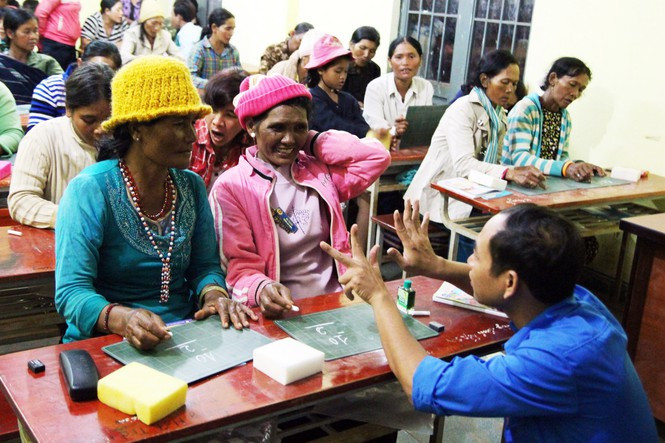 Lớp bổ túc văn hóa ở vùng sâu.