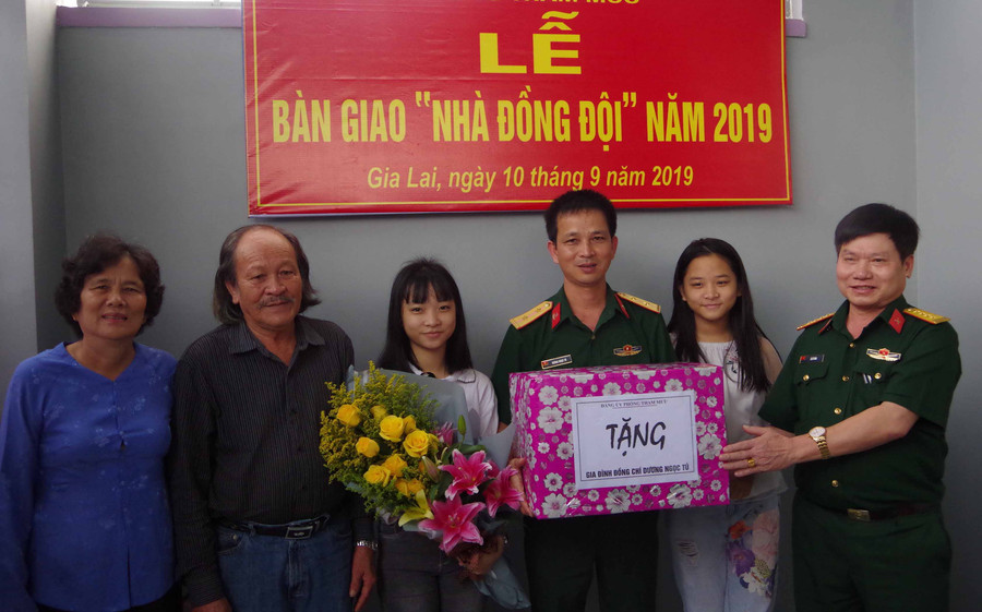 Đại tá Lê Sỹ Đào-Phó Bí thư Đảng ủy Phòng Tham mưu, Phó Tham mưu trưởng Bộ CHQS tỉnh Gia Lai tặng quà cho gia đình đồng chí Tú. Ảnh: Anh Huy