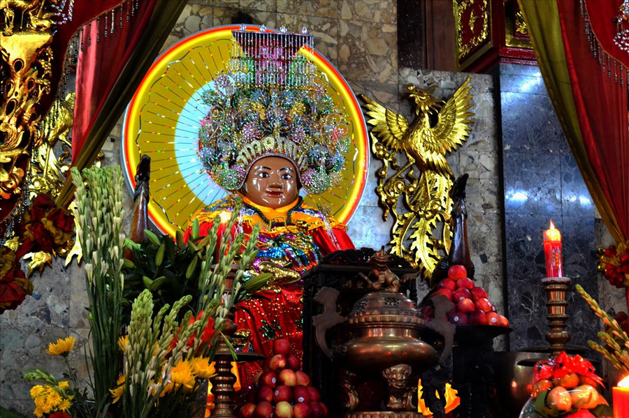  Tượng Bà Chúa Xứ an vị ở vị trí trung tâm ngôi Miếu. Ảnh: Lục Tùng