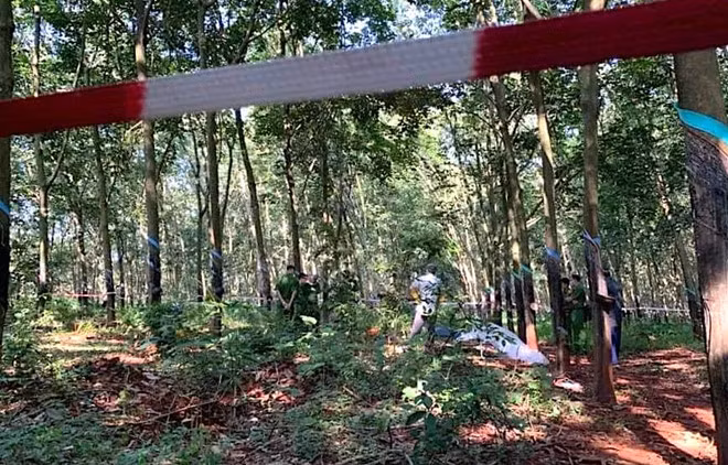 Công an phong tỏa hiện trường, điều tra vụ thiếu nữ bị giết. Ảnh: N.L.