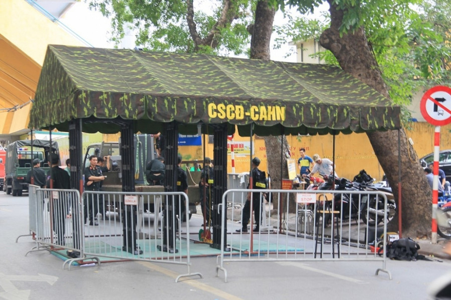 Nữ CĐV bị bắn pháo sáng trên sân Hàng Đẫy tối 11/9. Nữ CĐV bị bắn pháo sáng trên sân Hàng Đẫy tối 11/9.