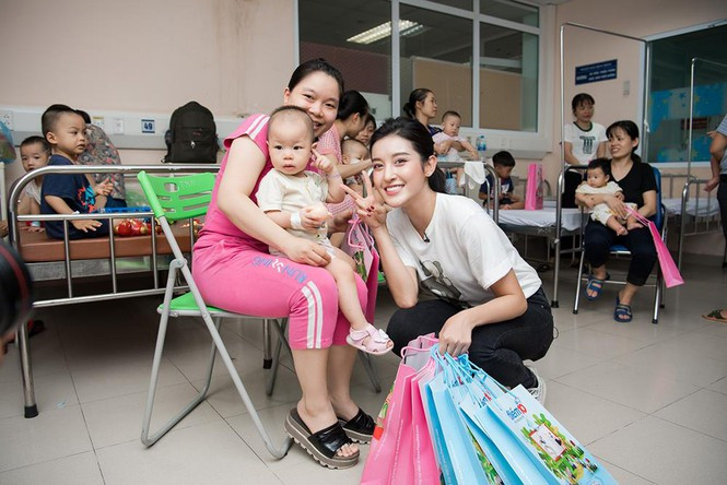  Á hậu Huyền My tới thăm hỏi và tặng quà các bệnh nhi ở Bệnh viện nhi TW Hà Nội.