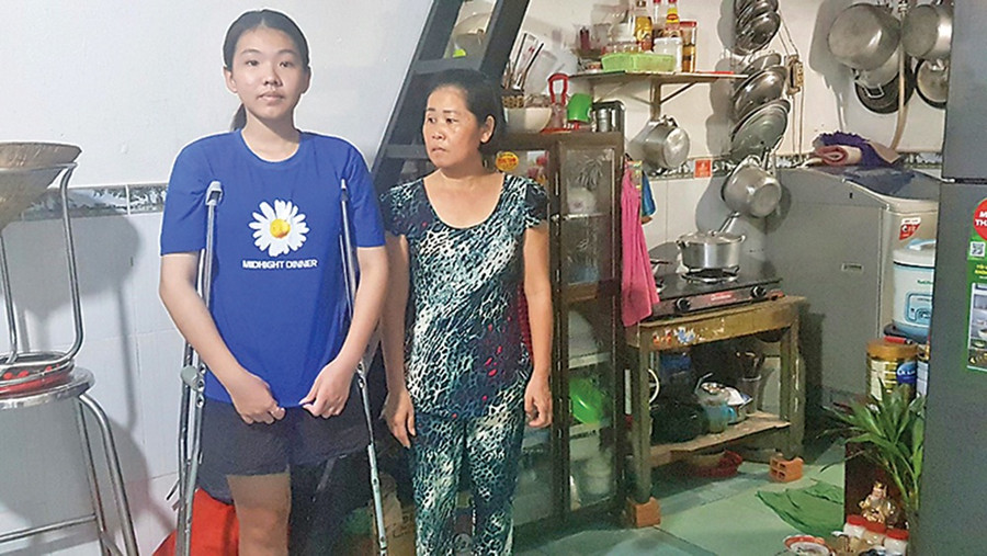  Hoàng Oanh cùng bà Tuyết trong căn nhà trọ 15m2 tại phường 9, quận Gò Vấp. Ảnh: Nguyên Hằng