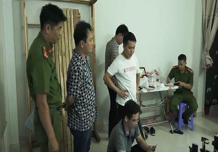 Cảnh sát đội nhập nhà trọ ở quận Sơn Trà, tạm giữ nhóm người Trung Quốc. Ảnh: Công an cung cấp.