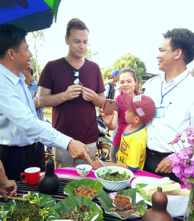 Du khách thưởng thức món kiến vàng