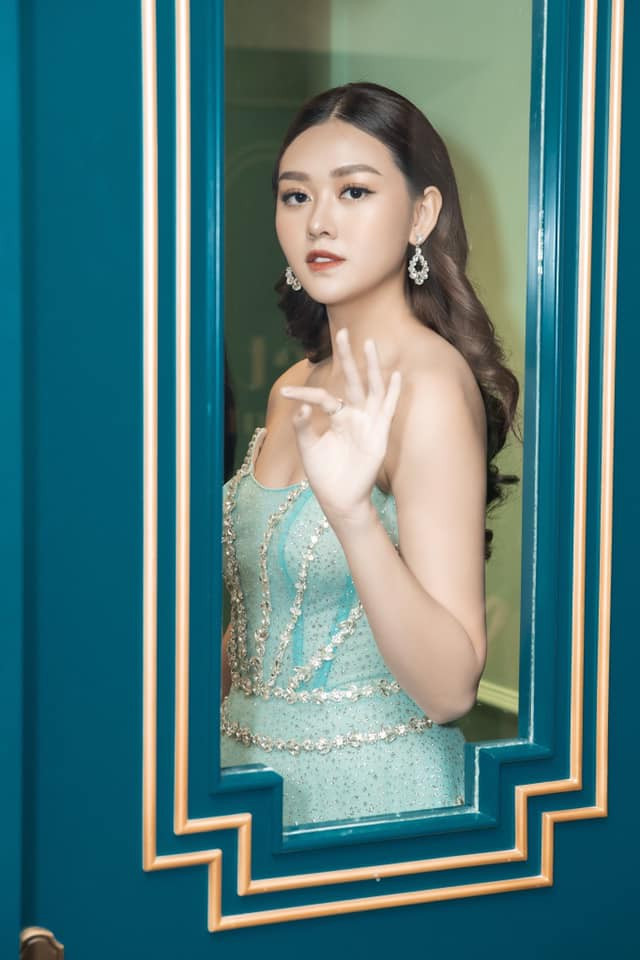 Á hậu Tường San cùng khoe sắc xinh đẹp ở sự kiện với sắc xanh.