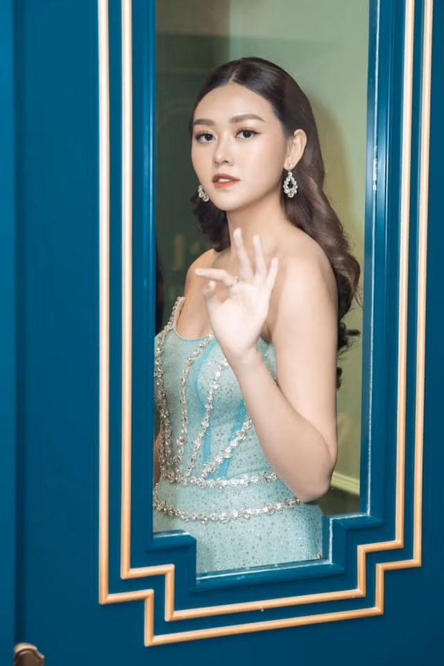 Á hậu Tường San cùng khoe sắc xinh đẹp ở sự kiện với sắc xanh.
