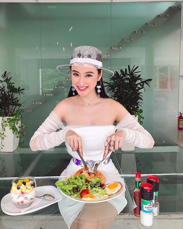  Trong 2 năm gần đây thì Phương Trinh chuyển sang ăn chay trường để có được vòng 3 đẫy đà và vòng 2 con kiến đáng mơ ước.