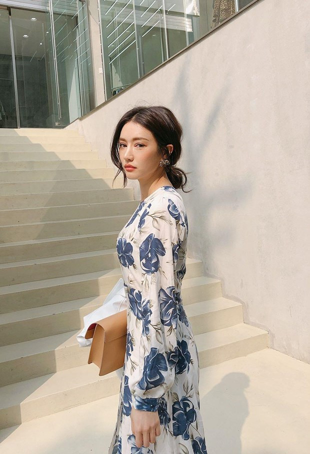  Các thiết kế đầm liền dáng rũ với họa tiết in hoa trên nền lụa trắng sẽ giúp bạn tỏa sáng dưới ánh nắng dịu dàng của những ngày đầu Thu.